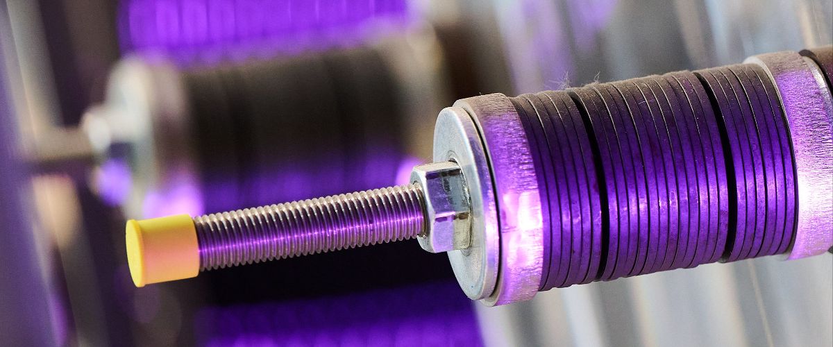 Teilansicht eines Elektrolyseurs. Elektrolyseure spielen beim Umbau des Energiesystems eine zentrale Rolle. Sie wandeln Strom in Wasserstoff um. Dieser kann gespeichert und sp&auml;ter energetisch oder stofflich genutzt werden.