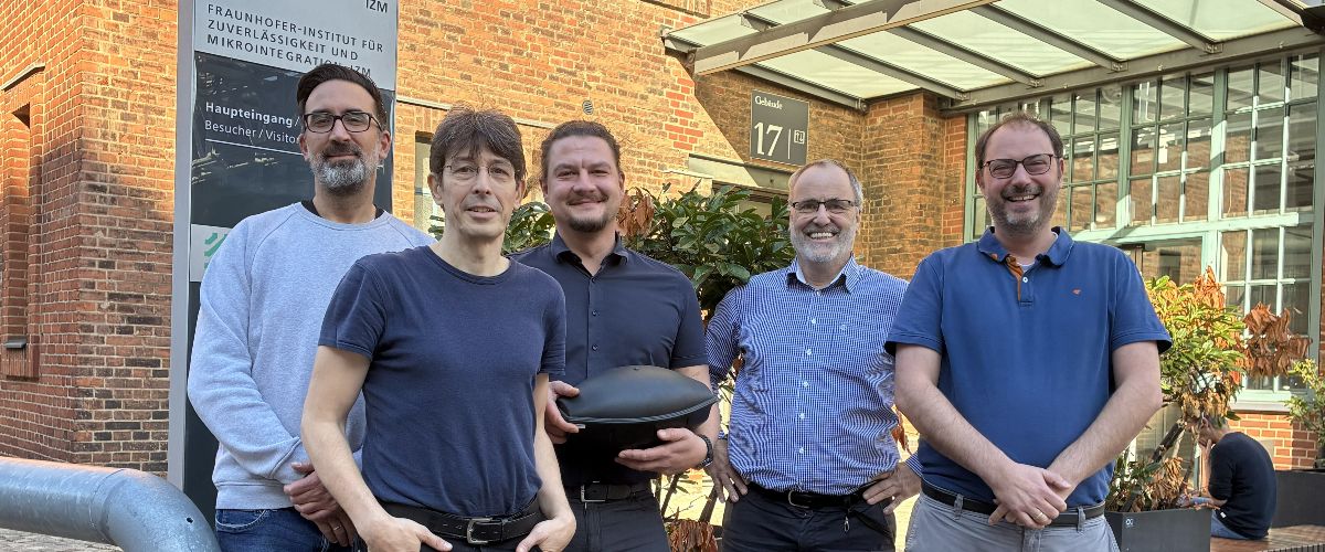 Das Team des Fraunhofer IZM aus Berlin pr&auml;sentiert den Sensorknoten. Von links: Fabian Mathar, Bernd Schr&ouml;der, Philipp Arnold, Harald P&ouml;tter, Carsten Brockmann. Nicht im Bild: Sven Voigt vom Fraunhofer ENAS aus Chemnitz.