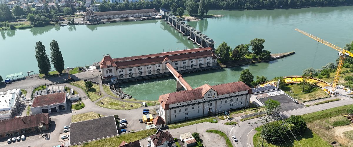 Wasserkraftwerk Wyhlen: Die Anlage liefert den erneuerbaren Strom für die beiden Elektrolyseure.