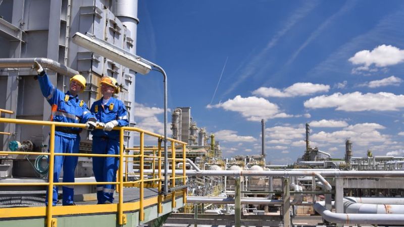 Industriearbeiter in einer Raffinerie