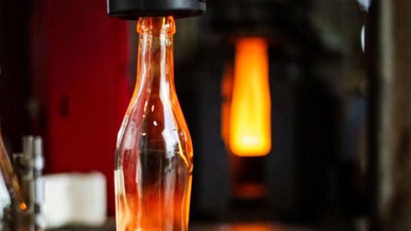 Im Projekt ZeroCO2-Glas sollen die Betriebsdaten einer Versuchsfabrik Ansätze liefern, wie sich die Glasproduktion auf ein emissionsfreies Verfahren umstellen lässt.