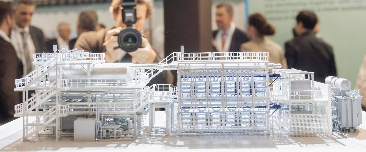 3D-Modell des neuen Siemens Energy Elektrolyseurs &bdquo;Elyzer P-360&ldquo; bei der European Hydrogen Week in Br&uuml;ssel.