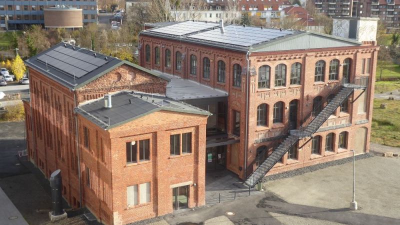 Fertig modernisiertes Studierendenhaus an der Universität Kassel mit PV-Anlagen auf dem Dach.