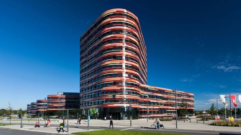 The high-rise building with the main entrance facing Neuenfelder Straße, together with the west wing (left) and the north wing (right), houses the Hamburg Authority for Urban Development and the Environment.
