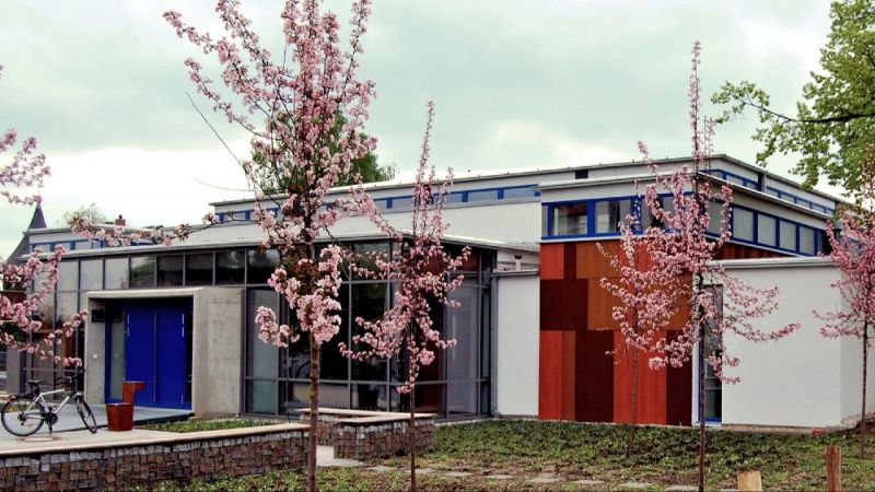 The new Gerhard Grafe Sports Hall in Dresden-Weixdorf. View of the entrance area from the north-west.