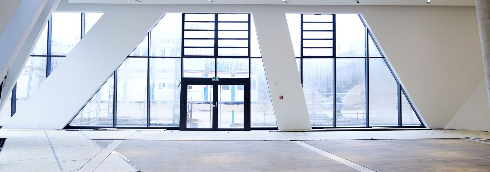 Interior view of the entrance area: The new building was designed by architect Daniel Libeskind together with students. The building will be used for teaching and cultural events from now on.