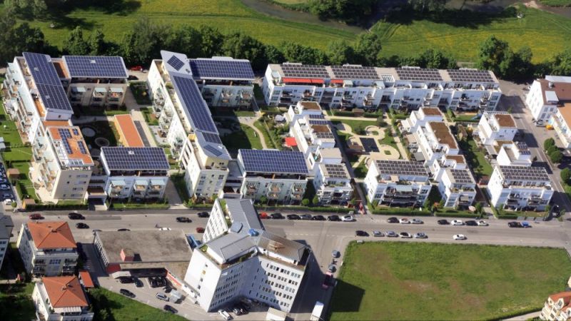 Using generated electricity in the neighbourhood: The aerial view shows the construction phases of the Ludmilla residential park.