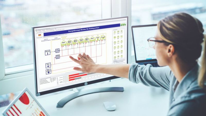An employee of the Fraunhofer Institute for Building Physics presents a planning software for neighbourhood development.