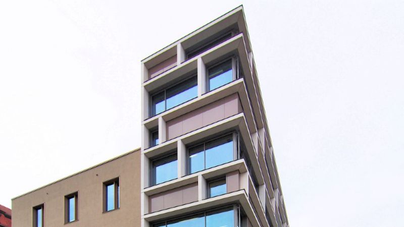 The Nuremberg City Library was completely renovated: on the left the new intermediate building, on the right the renovated and extended existing building.