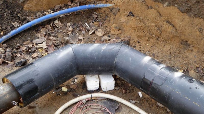 Long-term measuring point B of a district heating supply pipeline in the construction phase: Temperature sensors are prepared for later installation on the casing pipe in the expansion zone under the expansion pad.