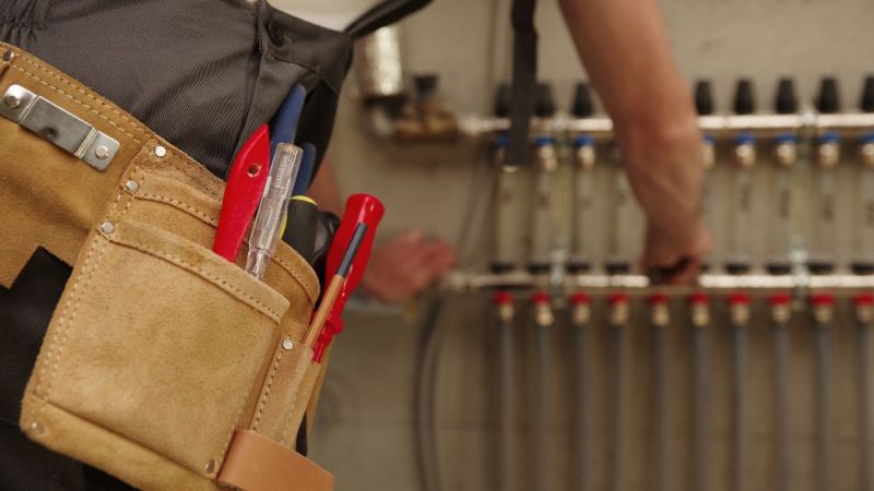 Handwerker stellt Heizungsanlage ein.