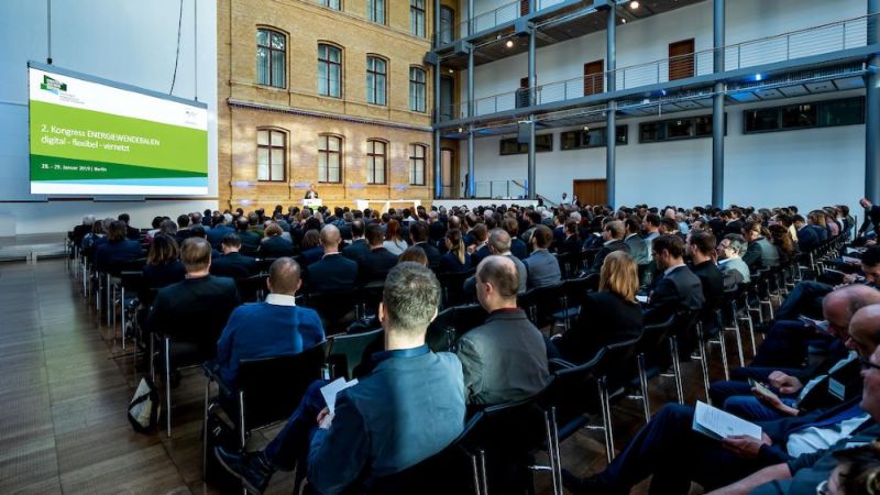 Mehrere hundert Expertinnen und Experten nahmen am 2. Kongress Energiewendebauen in Berlin teil.