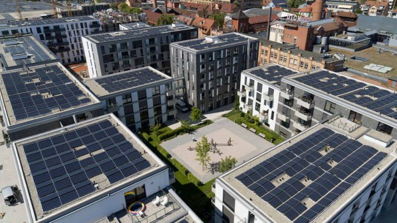 Die gute wärmeschutztechnische Qualität der Gebäudehüllen in der Neuen Weststadt bildet die Basis für einen niedrigen Energiebedarf und hohen Wohnkomfort. Die Dachflächen werden für die Stromerzeugung mittels Photovoltaik genutzt.