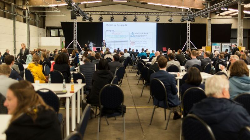 Die Kongresshalle mit Besuchenden des 3. Kongress Energiewendebauen. 