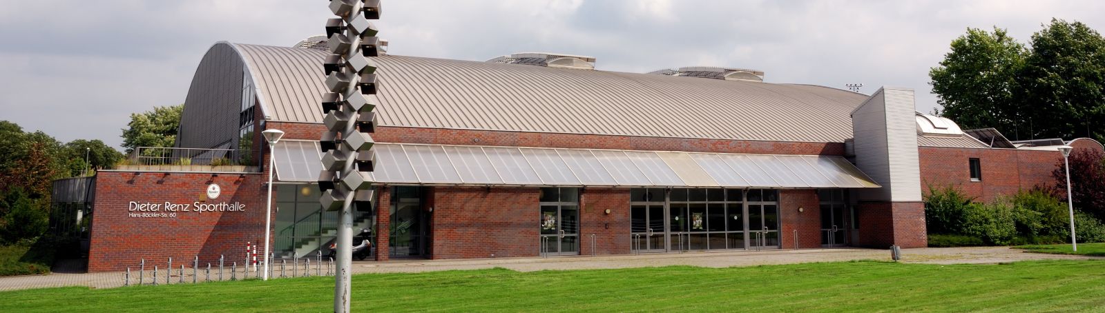Diese Sporthalle in Bottrop ist eines von 25 öffentlichen Gebäuden, in denen die Forschenden von SUSTAIN2 ihr neu entwickeltes Messsystem installiert haben.