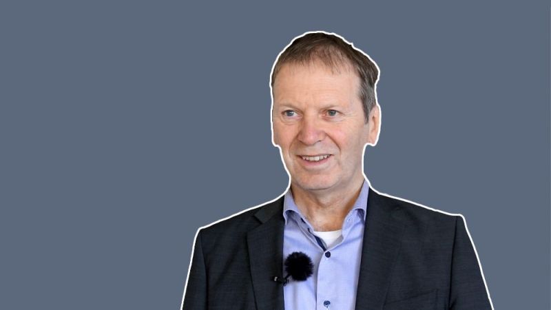 Prof. Dr. Hans-Martin Henning ist im Porträt vor blauen Hitnergrund zu sehen.