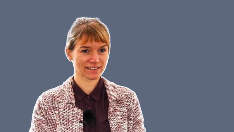 Dr. Stefanie Tafelmeier ist im Porträt vor blauen Hitnergrund zu sehen.