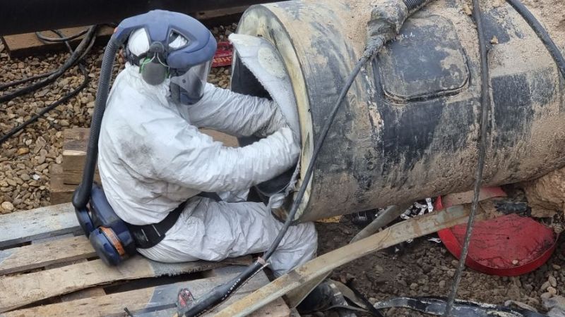 So-called pipe liners make it easier to maintain district heating networks. Here, a cured carbon fibre liner is being cut to size.