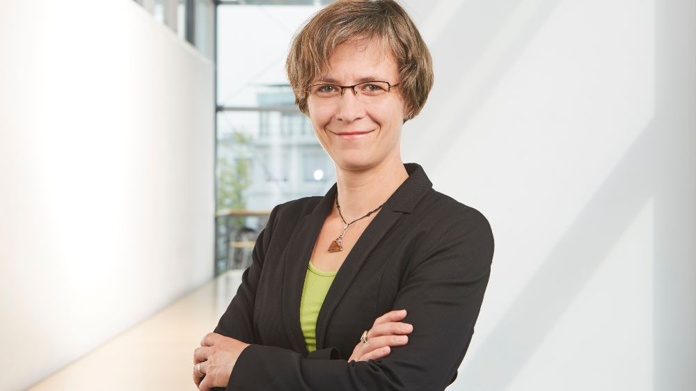 Dr. Lena Schnabel leitet die Abteilung Wärme- und Kältetechnik am Fraunhofer-Institut für Solare Energiesysteme ISE. Mit ihrem Team untersucht sie unter anderem in den Forschungsprojekten LC150 und LCR290, wie sich Propan als Kältemittel in Wärmepumpen einsetzen lässt. Dr. Lena Schnabel im Porträt
