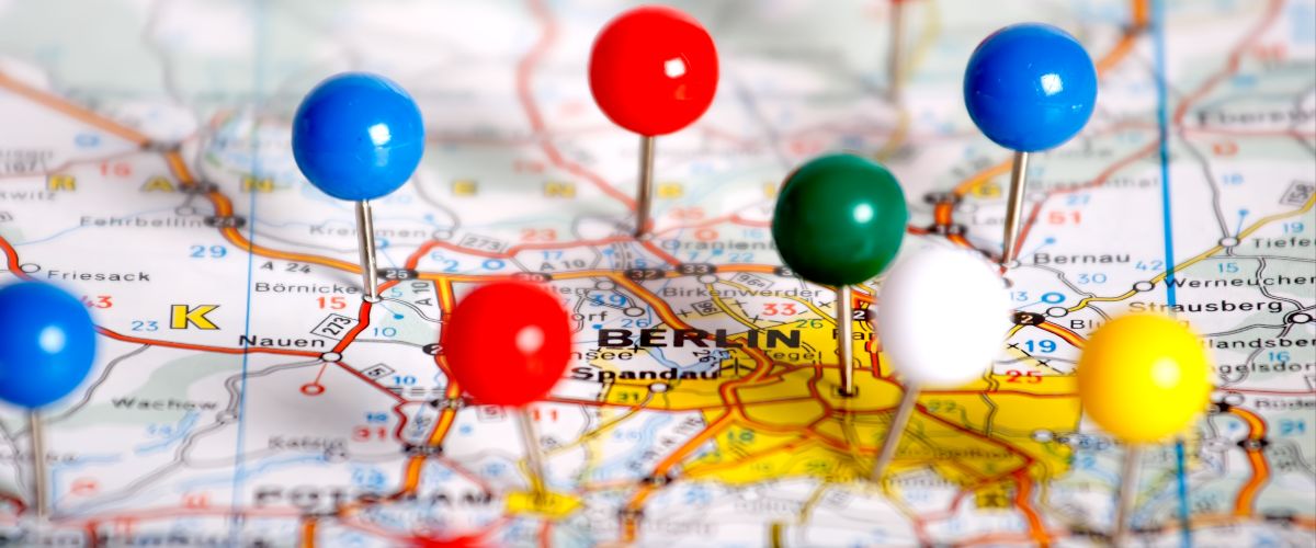 Pins auf einer Landkarte von Berlin und Umgebung (Symbolbild)