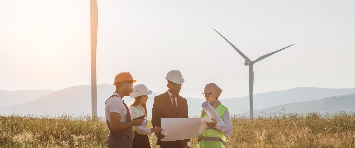 Besprechung vor Windrädern (Symbolbild)