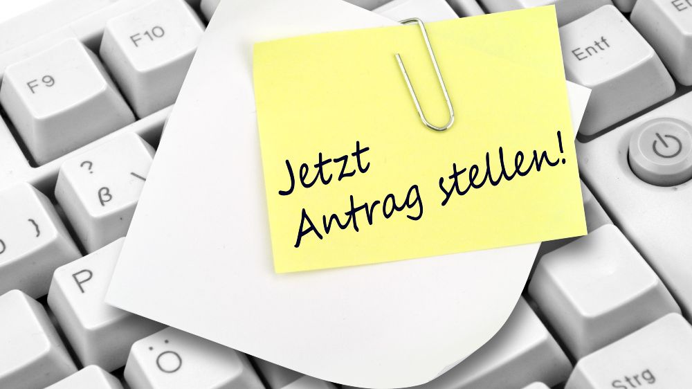 Auf einer Tastatur liegender Notizzettel mit der Beschriftung 