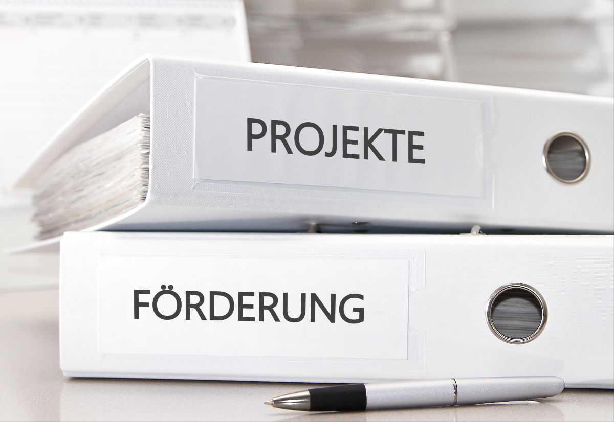 Symbolfoto: zwei Ordner mit den Aufschriften Projekte und Förderung