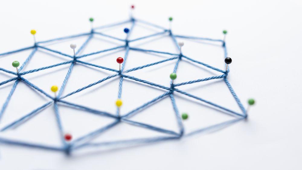 Netzwerk aus Stecknadeln mit vielen Verbindungen