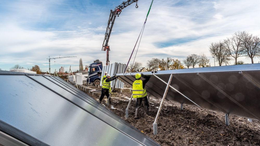 Arbeiter installieren solarthermische Anlagen.