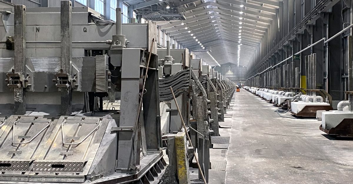 Produktionshalle der TRIMET Aluminiumhütte in Hamburg mit Elektrolyseöfen zur Aluminiumproduktion