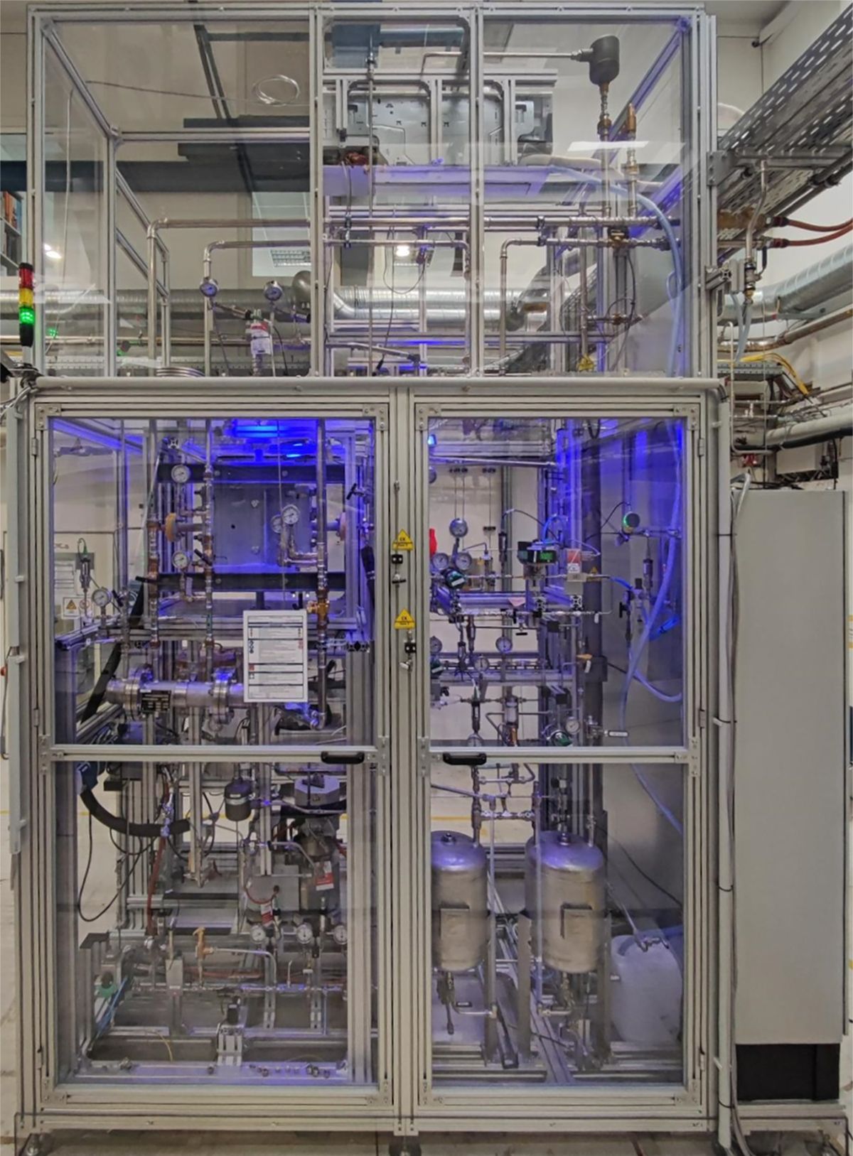 Hydrogen was released in this plate dehydration plant during the project. LOReley plate dehydration unit with several parallel plate columns