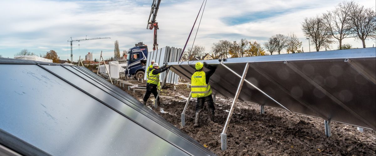  Arbeiter installieren solarthermische Anlagen.