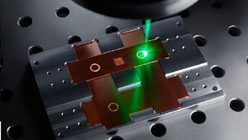 Mit Laser-Technologien werden kleinste Bauteile passgenau zusammengefügt. Im Forschungsprojekt FlaMe wird die Technologie eingesetzt, um etwa Kupferdrähte in Leistungsmodulen anzubinden. Ein grüner Laserstrahl trifft auf die Bauteile einer Leistungselektronik.