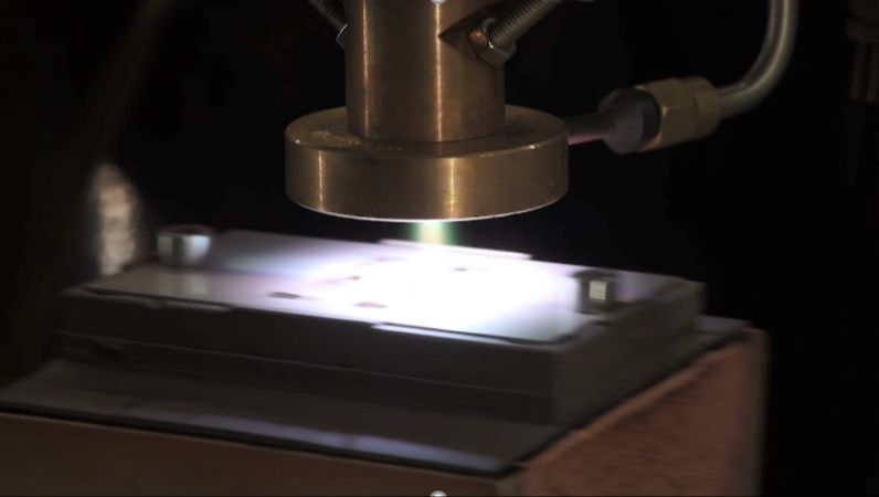 Mit gängigen Beschichtungsverfahren nahezu unmöglich: Beim Plasmasprühen können gezielte Materialeigenschaften auf eine Oberfläche aufgebracht werden. Plasma wird auf eine Oberfläche gesprüht.