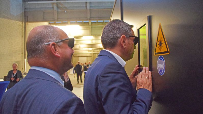 Mit der Schweißerbrille ausgestattet: So wie der Niedersächsiche Wirtschaftsminister Olaf Lies und Reintjes-Geschäftsführer Klaus Deleroi konnten die Besucherinnen und Besucher dem großen 3D-Drucker live in Aktion zuschauen. Ausgestattet mit einer Schweißerbrille konnten die Besucherinnen und Besucher dem großen 3D-Drucker live in Aktion zuschauen.