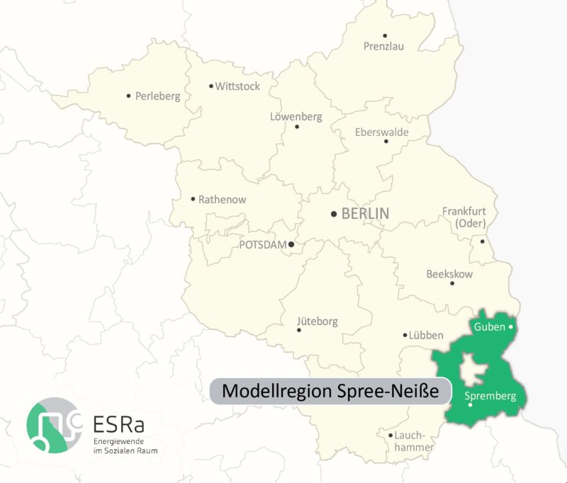 Der Landkreis Spree-Neiße ist Teil der brandenburgischen Lausitz und bildet das Umland der kreisfreien Stadt Cottbus. Die Kreisstadt Forst mit 19.000 Einwohnern ist die zweitgrößte Stadt nach Spremberg mit knapp 22.000 Einwohnern. Grafik mit Karte der Modellregion Spree-Neiße