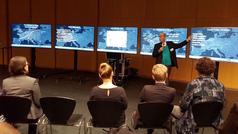 Projektleiter Prof. Carlo Jaeger (stehend) diskutiert im sogenannten Decision Theater mit Beteiligten. Dabei helfen Modelle und Visualisierungen, gemeinsam neues Wissen zu kreieren.