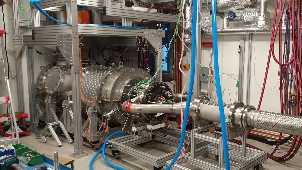 The photo shows a turbine test stand to investigate the combustion of hydrogen.