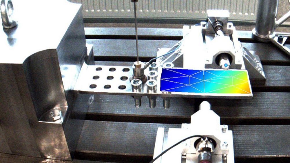 The photo shows a test stand to investigate the resonance behaviour of turbine blades.