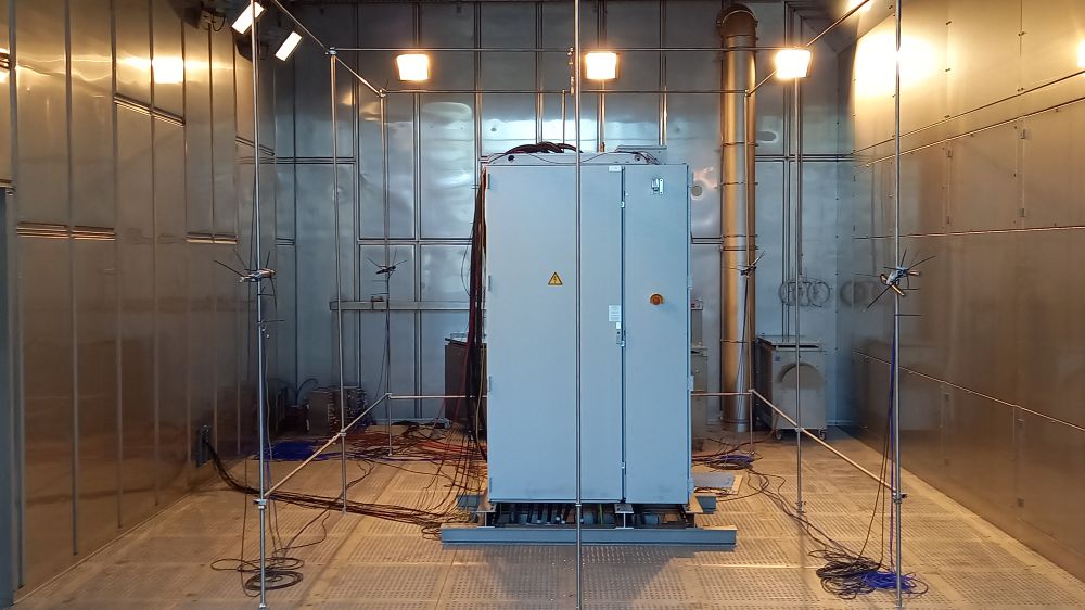 The photo shows a converter cabinet in the HiPE-Lab measurement laboratory in Bremen.