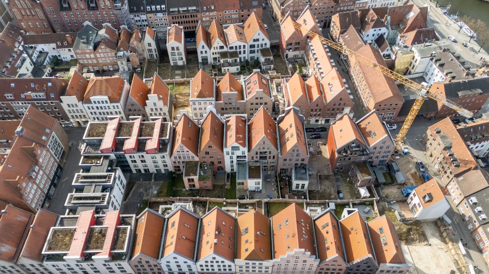 Symbolbild: Gebäude mit grünen Pflanzen