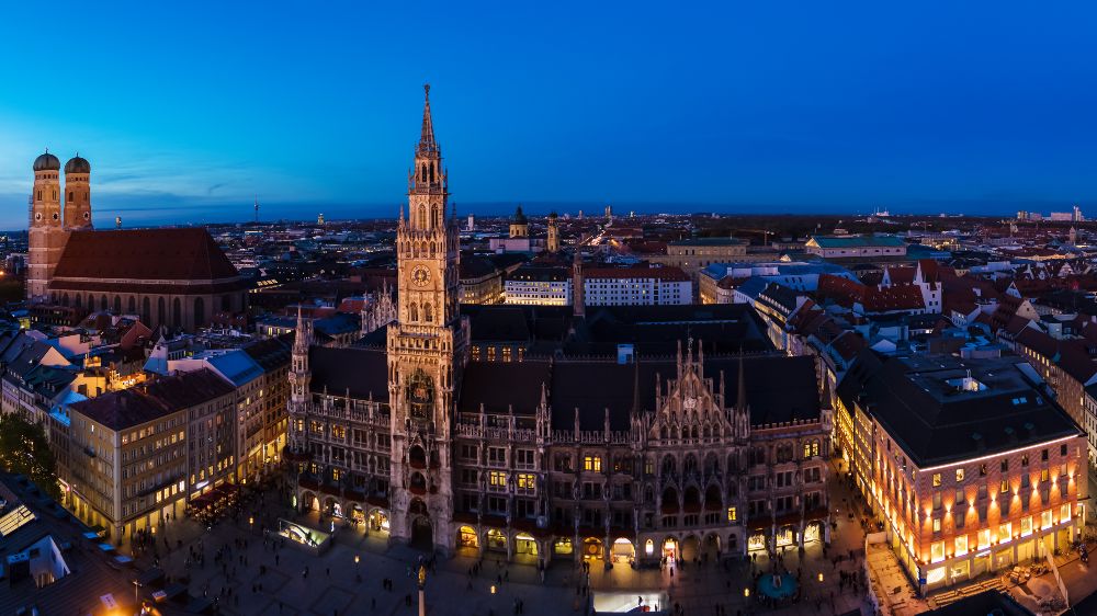 München – beleuchtetes Stadtpanorama bei Nacht
