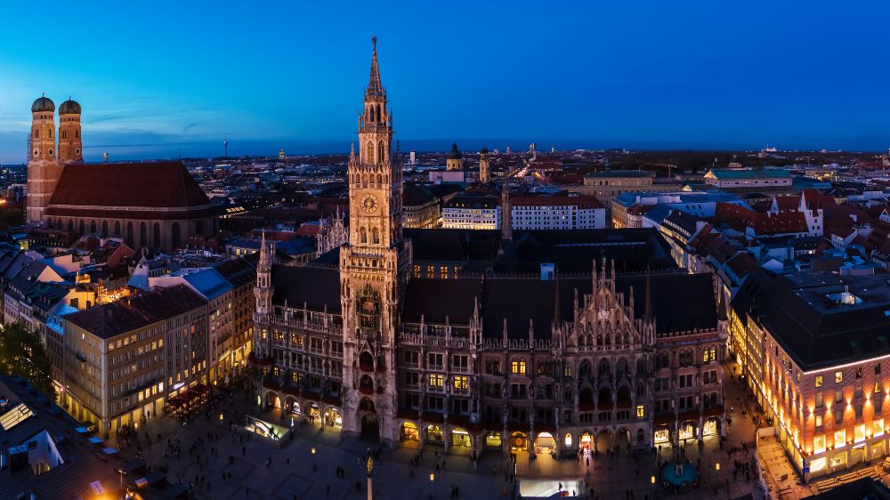 München – beleuchtetes Stadtpanorama bei Nacht