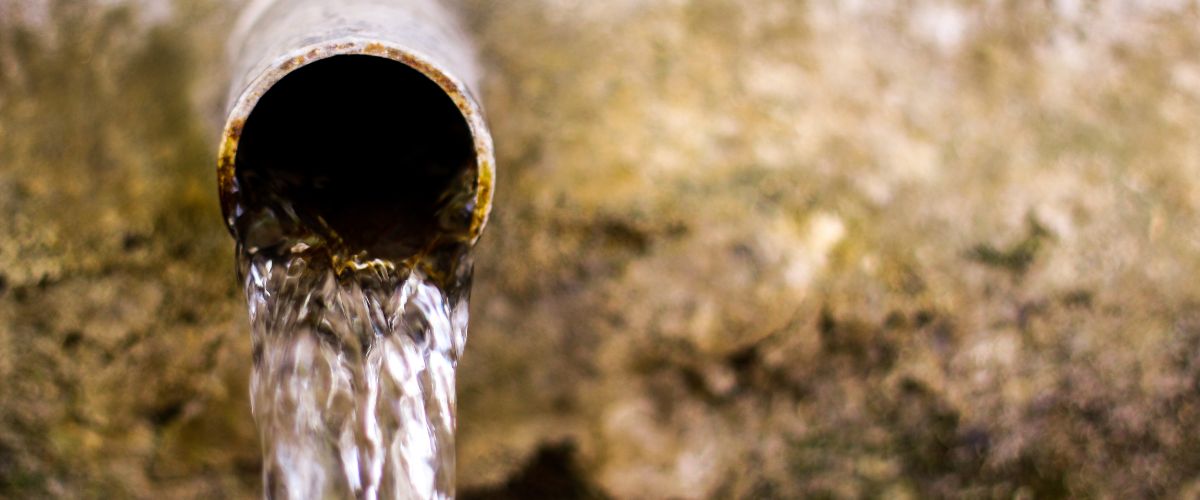 Um Wasser zu gewinnen und zu verteilen, sind viele Pumpen im Einsatz. Ihr Betrieb benötigt viel Energie. Rohr, aus dem Frischwasser kommt