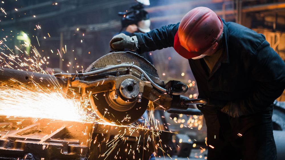Arbeiter bei der Bearbeitung von Metall/Stahl