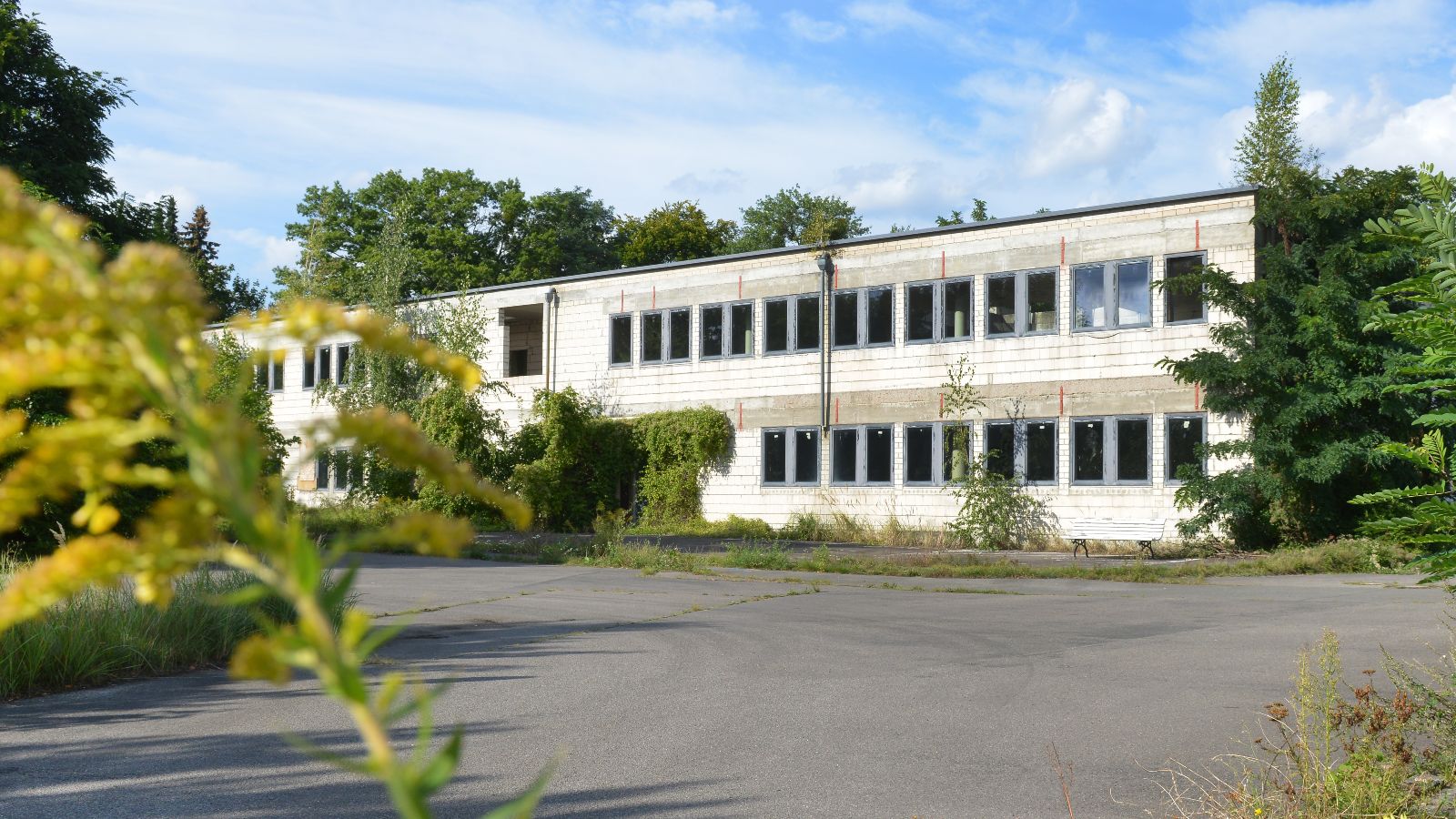 Der Gebäudeteil stammt aus dem Jahr 1992 und wird im Rahmen des Projektes abgerissen und durch Neubauten ersetzt. 