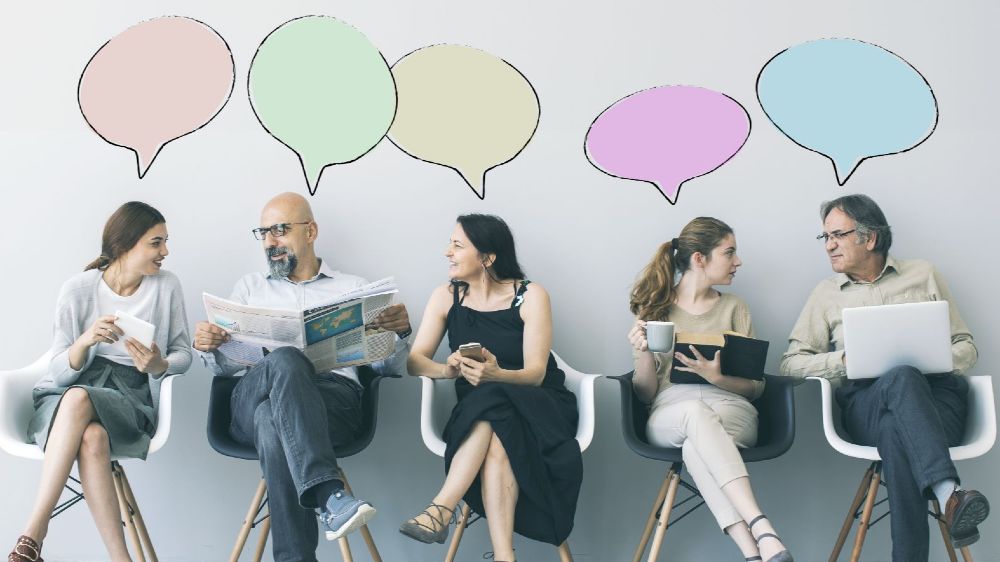 Symbolbild: Gruppe von Personen und Sprechblasen