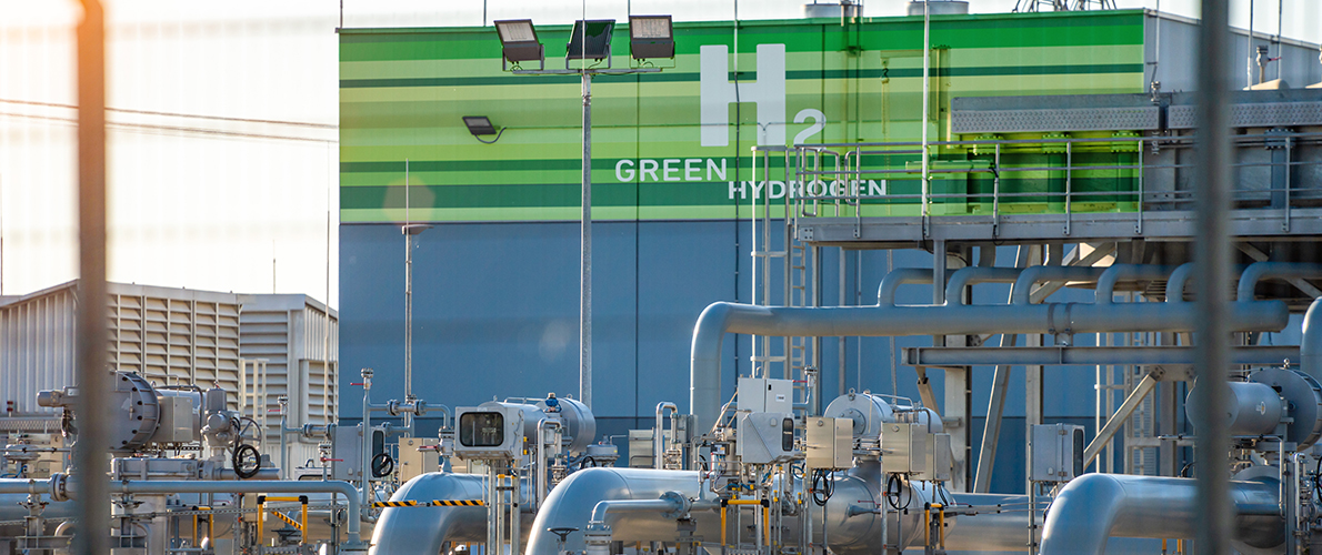 Industrieanlage für grünen Wasserstoff mit Rohrleitungen