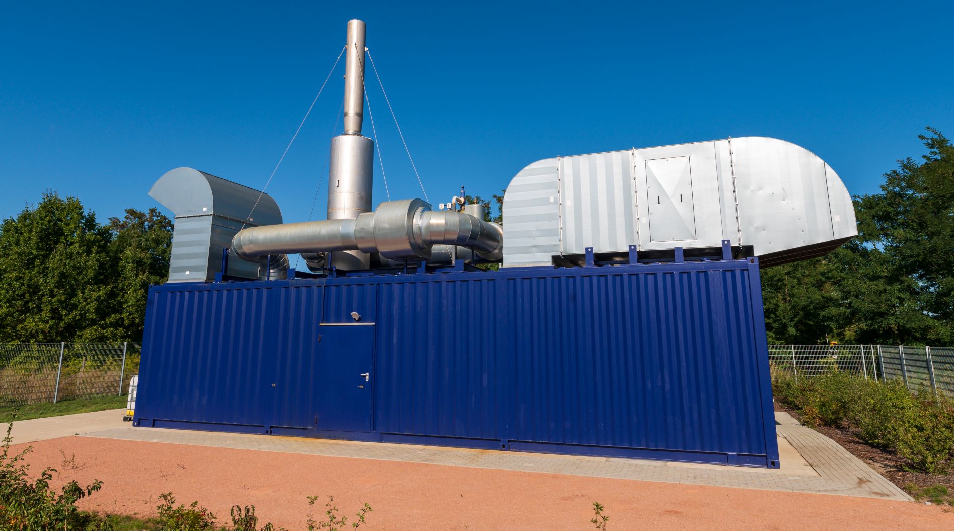 Viele Blockheizkraftwerke (BHKW) haben noch eine Laufzeit von etwa zehn Jahren. Gerade bei diesen BHKW lohnt es sich, Effizienztechnologien wie eine Absorptionswärmepumpe anzubringen, da sie relativ schnell wirtschaflich sind. (Symbolbild)