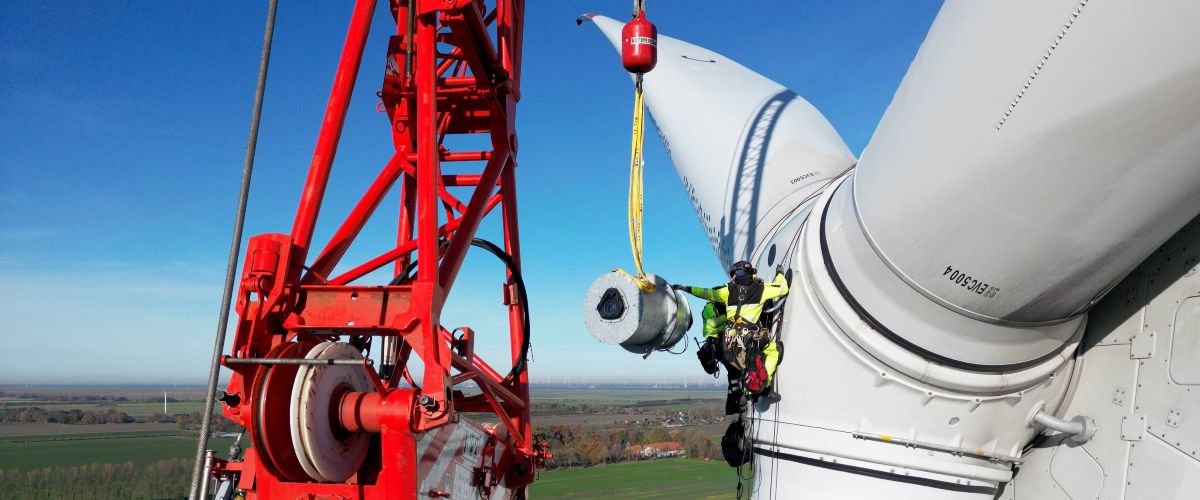 Industriekletterer installieren ein Spinner-LiDAR an einer Forschungsanlage im Windpark WiValdi. Es misst die einströmende Windgeschwindigkeit und gibt die Daten an die Anlage weiter.